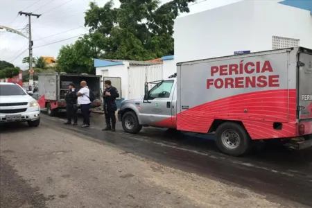 Vítimas de tiroteio foram levadas para Perícia Forense (IML) em Milagres, no Ceará – Foto: Edson Freitas - Reprodução - G1