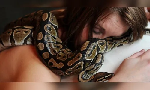 Mulher se divorcia alegando que ex-marido a obrigava a amamentar cobras