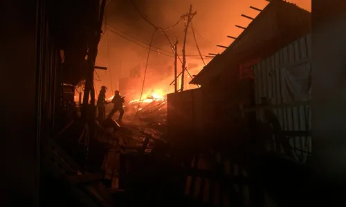 Incêndio destrói mais de 300 casas na região em que PM foi morto