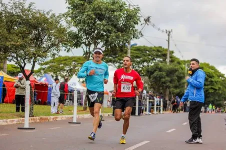 O atleta Décio Félix (de vermelho) ficou em terceiro lugar em sua categoria no Brasileiro - Foto: Divulgação