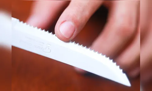 Ladrão invade casa, pega faca na cozinha e ameaça morador