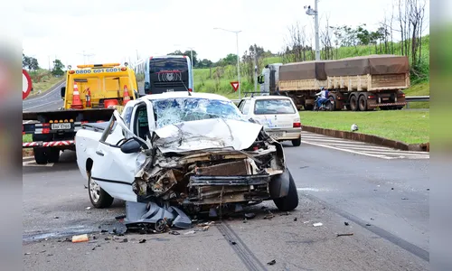 Acidente próximo ao Trópico de Capricórnio envolve GM Montana e caminhão