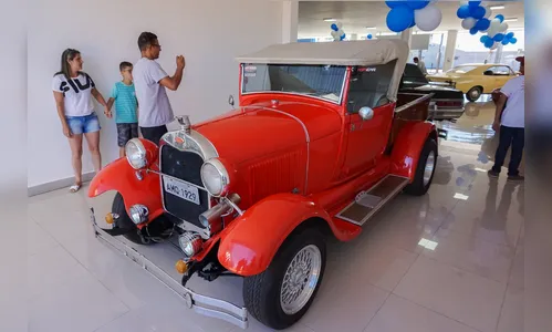 Encontro de Carros Antigos reúne admiradores e colecionadores na Apucarana Auto Peças