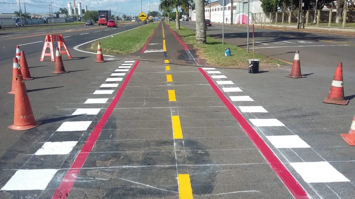 Diretran realiza pintura de sinalização na ciclovia.