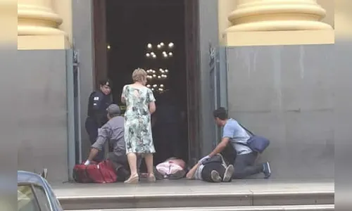 Homem de 84 anos está em estado grave após tiroteio em catedral; 5 pessoas morreram