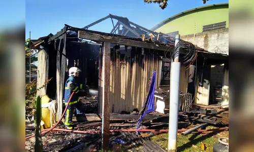 Casa é destruída por incêndio e cachorro morre carbonizado