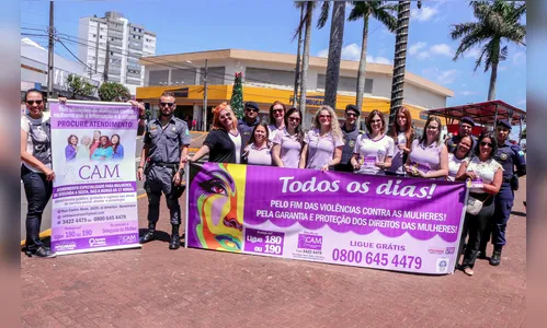 Secretaria da Mulher faz adesivagem na Praça Rui Barbosa