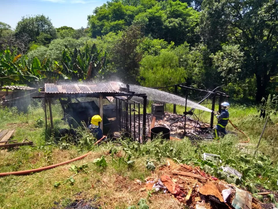 Fogo destruiu barracão de madeira. (FOTO - Maicon Sales)