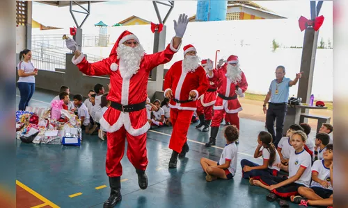 Papai Noel dos Correios entrega 700 presentes    na rede municipal de ensino