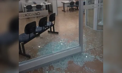 Assaltantes armados com fuzil invadem a Coamo, roubam dinheiro e fogem atirando