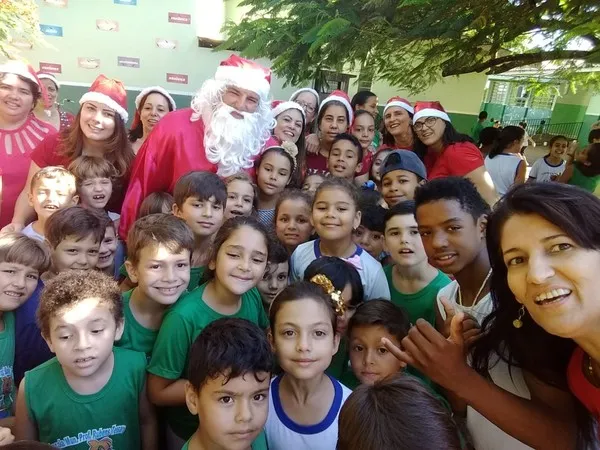 Papai Noel entrega presentes para alunos de escola pública de Altônia, após doador anônimo enviar brinquedos — Foto: Escola Municipal Rubens Tessaro/Divulgação