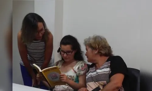 Campanha para ajudar aluna cega atinge meta e estudante já está com aparelho que transforma textos em áudio