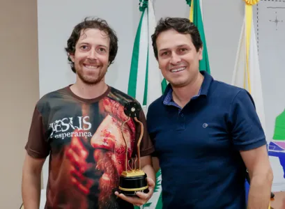 O cineasta Semi Salomão, diretor do filme “Jesus, a Esperança”, título vencedor do Festival Internacional de Cinema Cristão 2018 (FICC) em duas categorias “melhor figurino” e “melhor direção, esteve na Prefeitura de Apucarana (Foto: Edson Denobi)