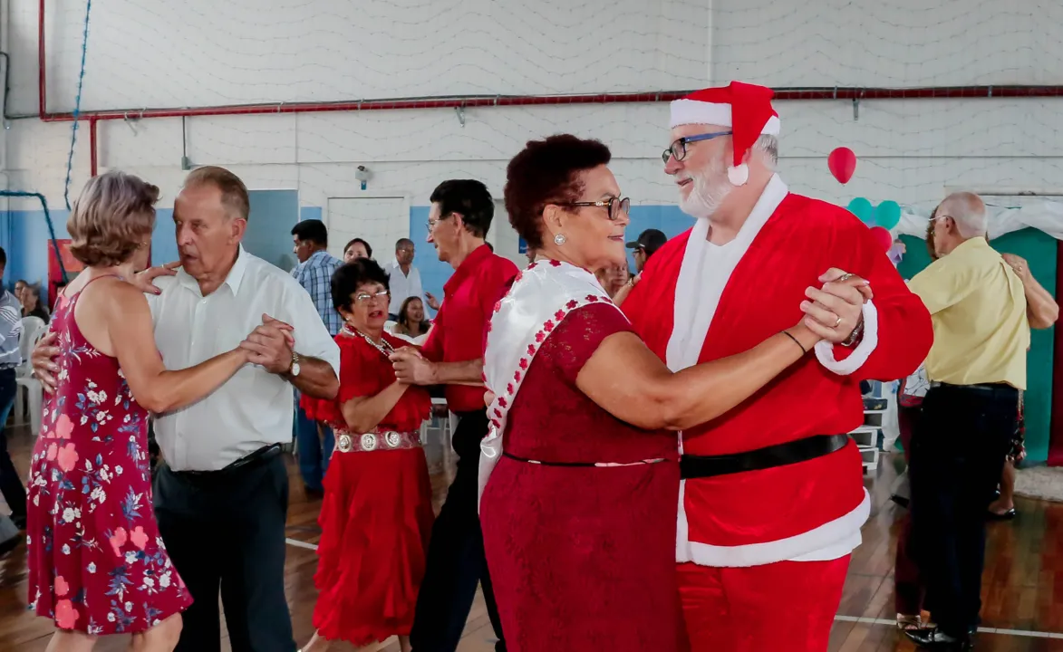 Baile de encerramento do ano da Terceira Idade recebe Papai Noel