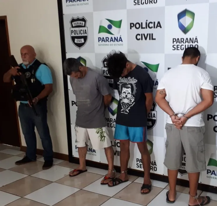 Pai e filho são presos sob suspeita de assassinar dono de bar e balear cliente em Apucarana; dois suspeitos de estupro também foram presos -Foto: Renan Vallim/TN