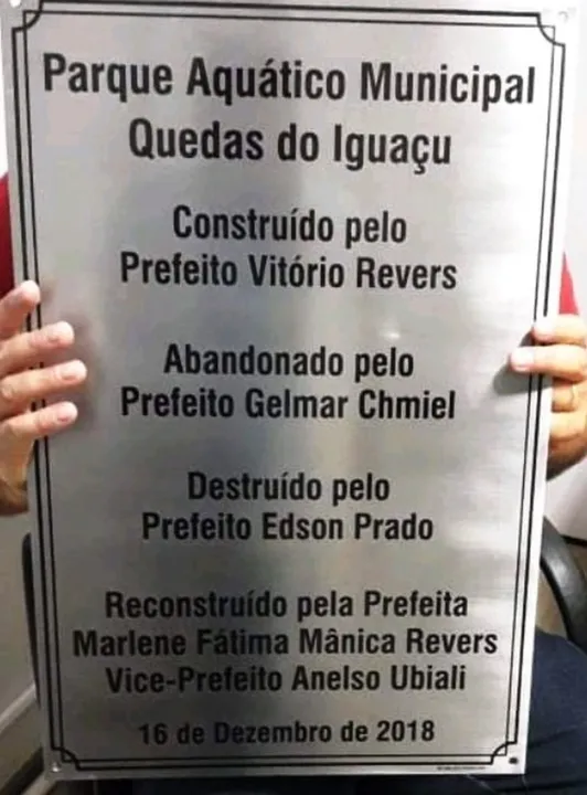 Na placa, ex-prefeitos são apontados como responsáveis pela destruição e abandono do Parque Aquático Municipal de Quedas do Iguaçu — Foto: Arquivo Pessoal