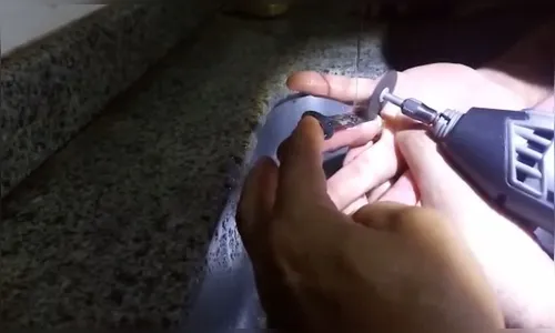 Homem pede socorro aos bombeiros para retirar aliança de casamento presa no dedo 