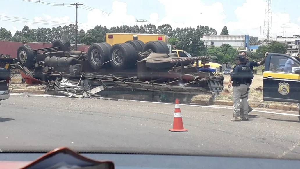 Motorista morre em tombamento de caminhão próximo ao pedágio em Arapongas