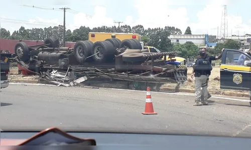 Motorista morre em tombamento de caminhão próximo ao pedágio em Arapongas