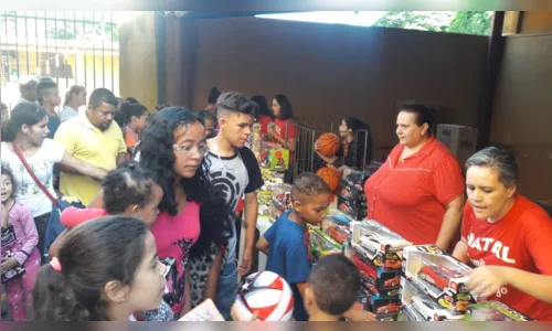 
							Grupo Pinga Fogo entrega milhares de presentes de Natal a crianças de Apucarana e Maringá
						
						