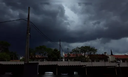 Dia quase 'vira noite' antes de começar a chover em Apucarana e região