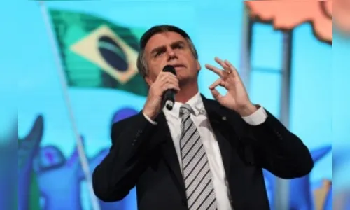 Bolsonaro critica Facebook pela exclusão de páginas de direita