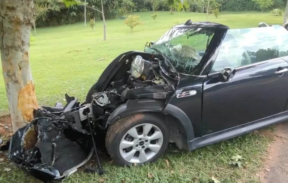 Jovem morre após piloto bater carro em árvore em condomínio de luxo de Bragança Paulista — Foto: TV Vanguarda/Reprodução