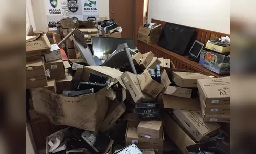 Pai e filho suspeitos de estelionato são presos com mais de 500 equipamentos eletrônicos