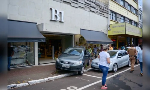 
							Motorista passa mal e provoca acidente no centro de Apucarana
						
						