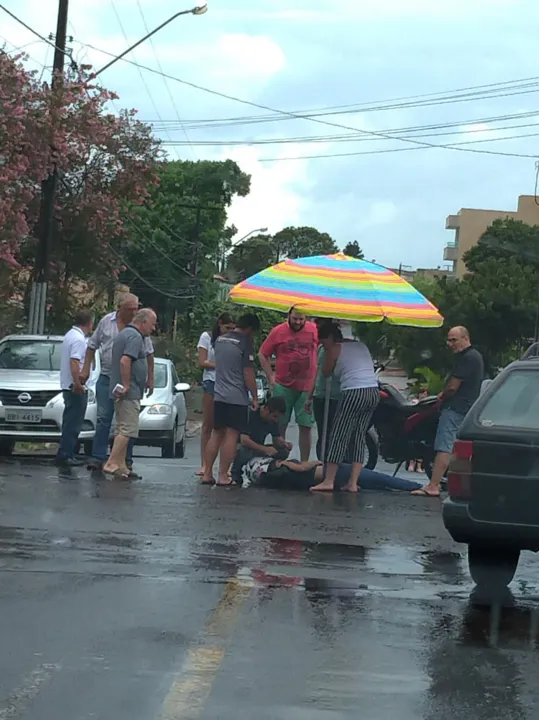Acidente entre carro e moto deixa uma pessoa ferida em Apucarana