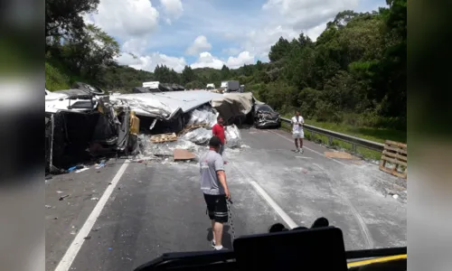 
							Acidente com 15 veículos deixa oito feridos na BR-376
						
						