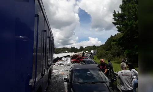 
							Acidente com 15 veículos deixa oito feridos na BR-376
						
						
