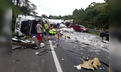 Acidente com 15 veículos deixa oito feridos na BR-376