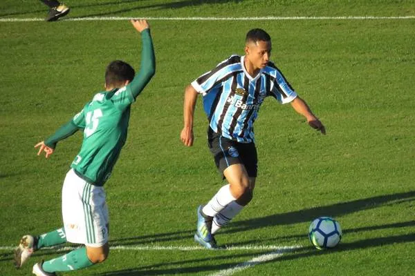 O meia-atacante Guilherme Azevedo é um dos destaques do Grêmio-RS - Foto: Divulgação