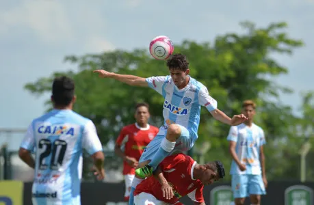 O volante Zandoná defende o Londrina diante do Taboão da Serra - Foto: site do Londrina EC