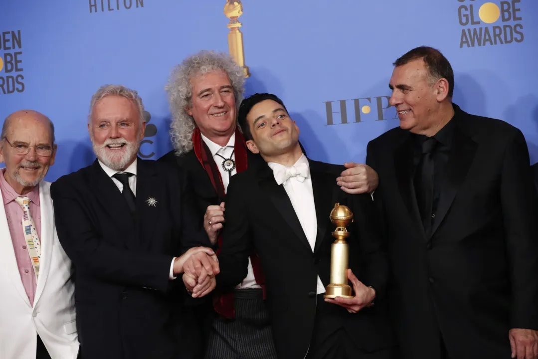 Jim Beach, Roger Taylor, Brian May, Rami Malek e Graham King posam com o prêmio de melhor ator em filme dramático por 'Bohemian Rhapsody' no Globo de Ouro 2019 — Foto: Mario Anzuoni/Reuters