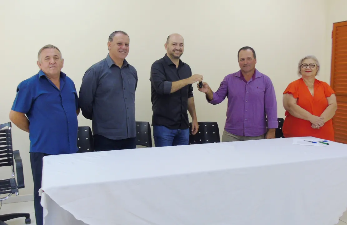 Com a presença de vereadores, prefeito em exercício Biliu recebe as chaves do prefeito Hugo que sai de férias por 30 dias.