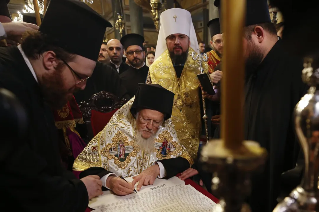 Patriarca ecumênico Bartolomeu I assinou o decreto que marca a separação da Igreja Ortodoxa da Ucrânia em relação à da Rússia - Foto: Reprodução/Emrah Gurel AP/El País