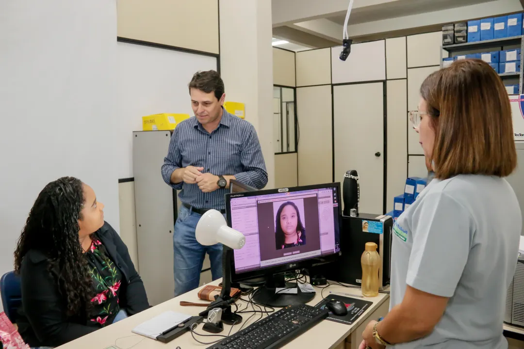 O prefeito em exercício, Junior da Femac, afirma que Apucarana agiliza a entrega do documento, que é fornecido no prazo máximo de 10 dias (Foto: Edson Denobi)