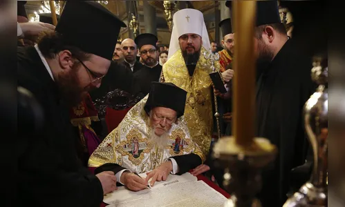 Ortodoxos ucranianos comemoram o Natal; decreto dá independência em relação à igreja da Rússia