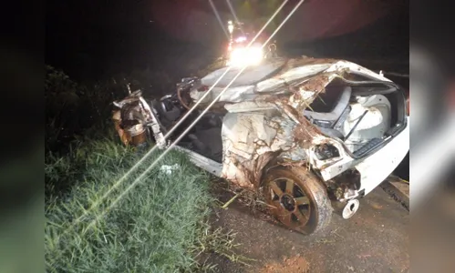 Quatro pessoas ficam feridas em batida entre carro e carreta na BR-376