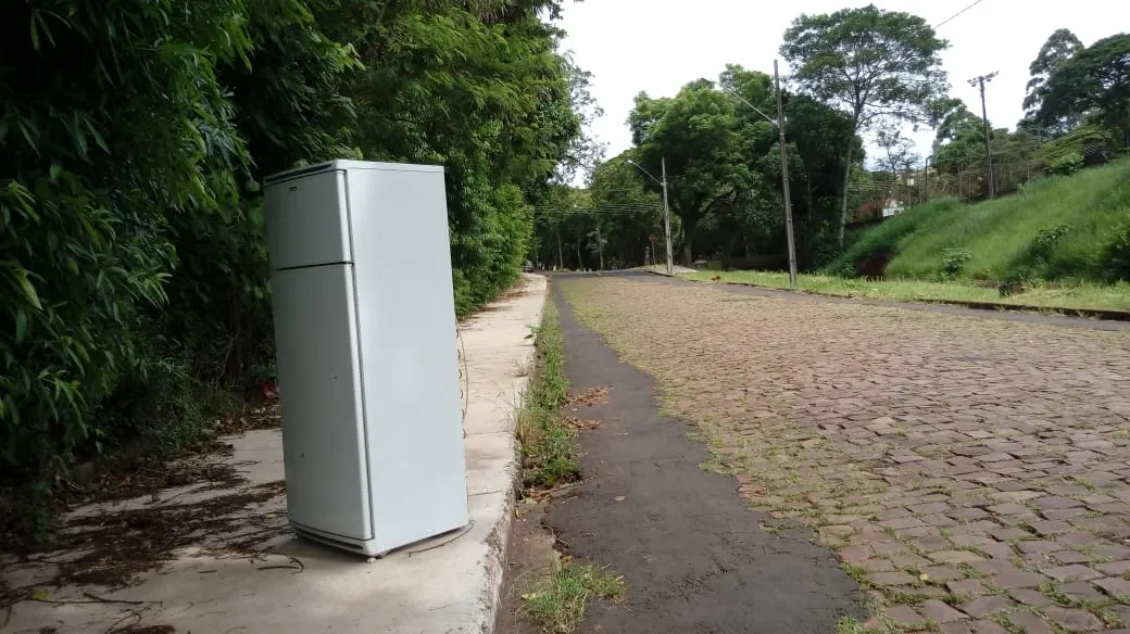 Moradora caminhava no entorno do bosque quando se deparou com uma geladeira. Foto: Colaboração/WhatsApp