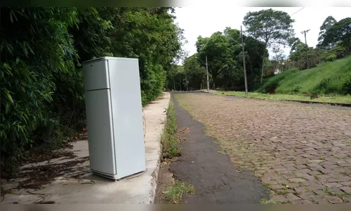 Moradora denuncia descarte irregular no entorno do Bosque Municipal 