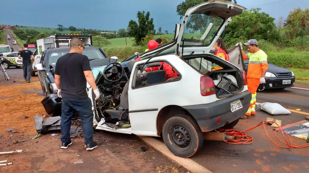 Colisão foi frontal e envolveu um VW Gol placas BPJ-1390 (Apucarana) ocupado pelas vítimas fatais e uma caminhonete GM S-10 com placas de Esteio (RS) - Foto: Delair Garcia/Tribuna do Norte