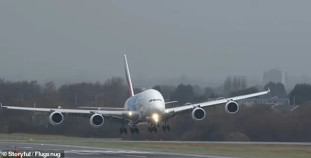 Vídeo mostra aterrissagem turbulenta do maior avião comercial do mundo - Foto: Reprodução/Daily Mail