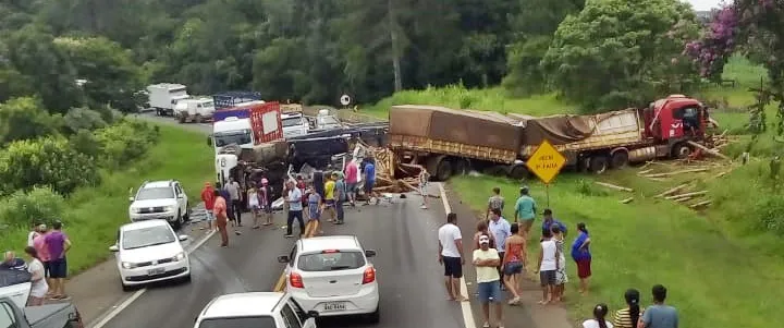 Acidente entre um caminhão e um bitrem na tarde desta quinta-feira . Foto: Reprodução/WhatsApp