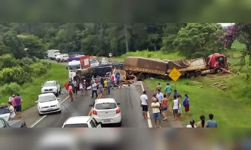Motorista morre após acidente entre carro e dois caminhões na BR-376