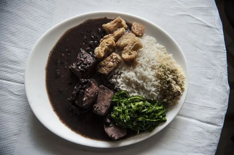 Se a porção de comida é excessiva, a recomendação é não comer tudo, dividir - Foto: Arquivo/Agência Brasil