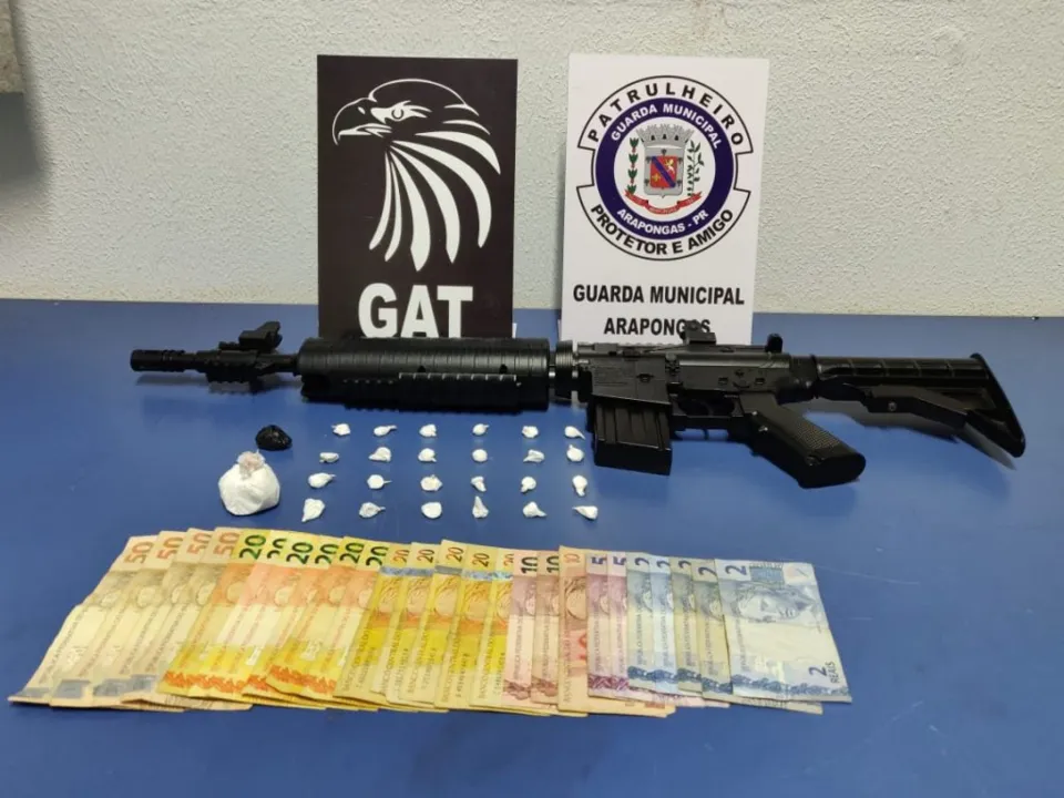 GM de Arapongas flagra rapaz com mais de 100 papelotes de cocaína e réplica de fuzil - Foto: Divulgação