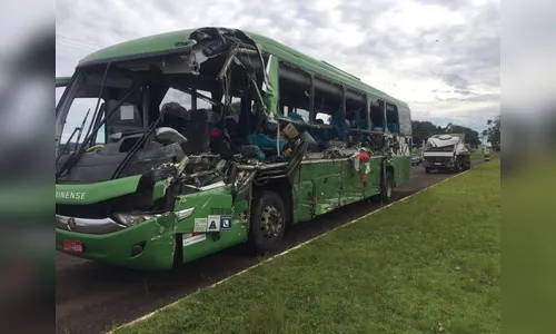 Cinco pessoas morrem e 15 ficam feridas em acidente com ônibus nesta sexta-feira no Paraná